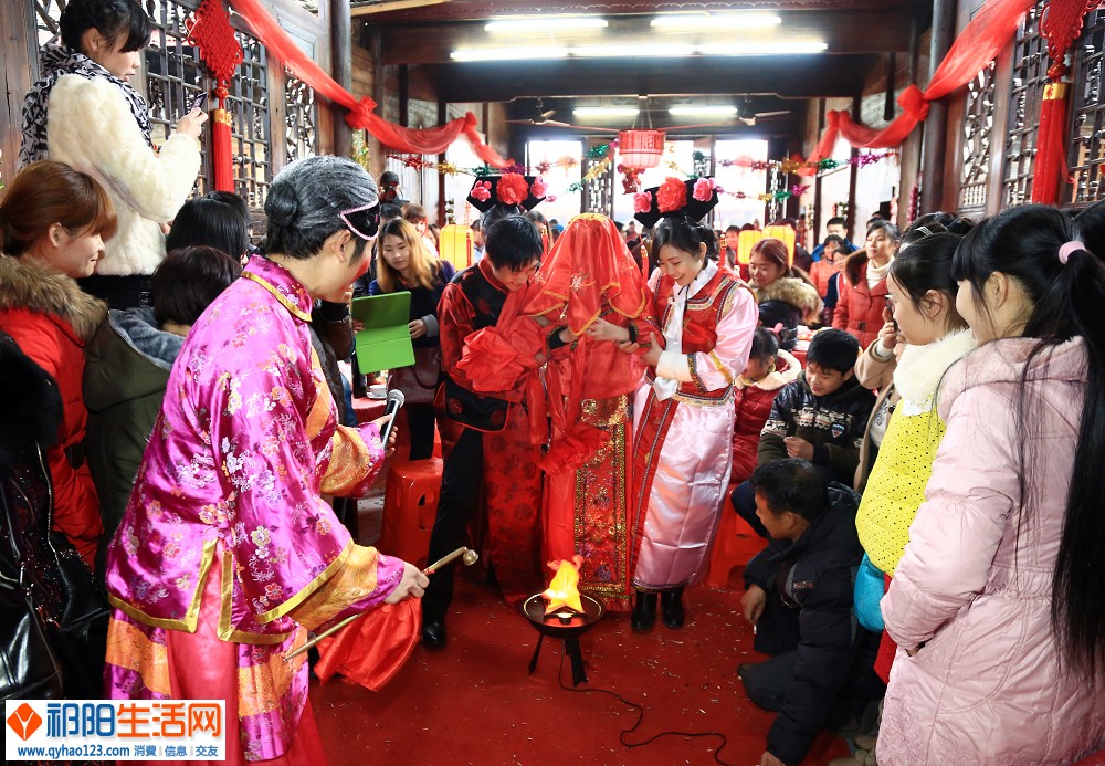 新娘跨火盆.jpg