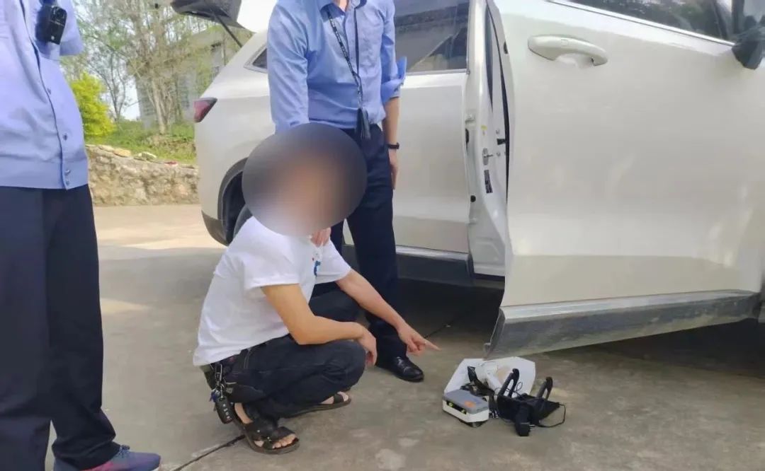 祁阳警方破获私家车后视镜被张贴带有二维码的涉诈引流案