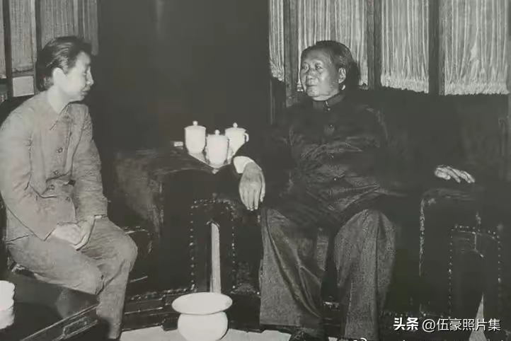1966年10月,毛泽东主席在天安门休息室和陶铸夫人曾志谈话