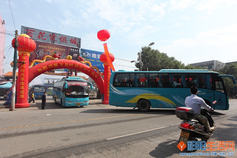 参观学习的队伍大巴.jpg