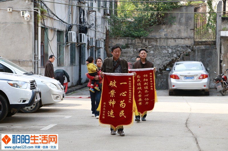 祁阳失主蒋先生送锦旗感谢民警破案之神速2_副本.jpg