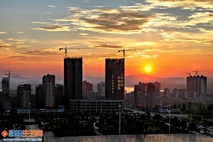 广场夕照